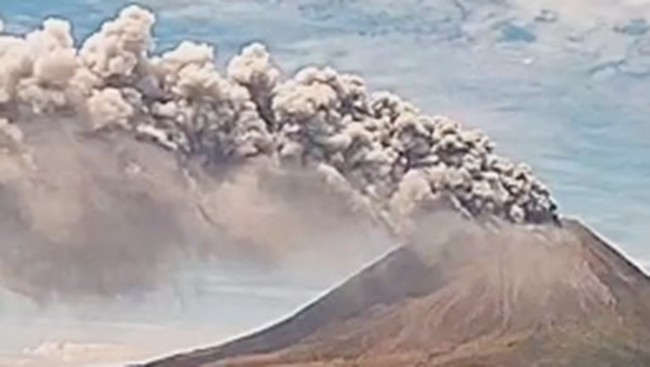 gunung-sinabung-yang-berada-di-wilayah-administratif-desa-ndokum-siroga-kecamatan-simpang-empat-kabupaten-karo-di-kabupaten-ka-1788173991999_169