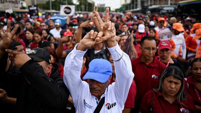 para-pekerja-transportasi-venezuela-menggelar-konvoi-dukungan-untuk-maduro-di-caracas-selasa-1312026-reutersmaxwell-briceno-1768349990381_169