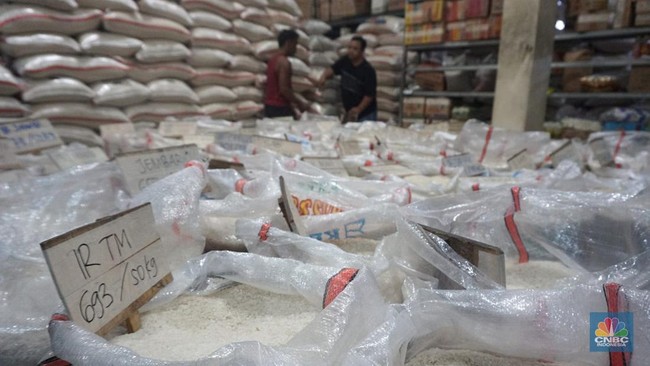 aktifitas-pedagang-agen-sembako-di-pejaten-raya-jakarta-selasa-1282025-cnbc-indonesiamuhamad-sabki-1754991110100_169