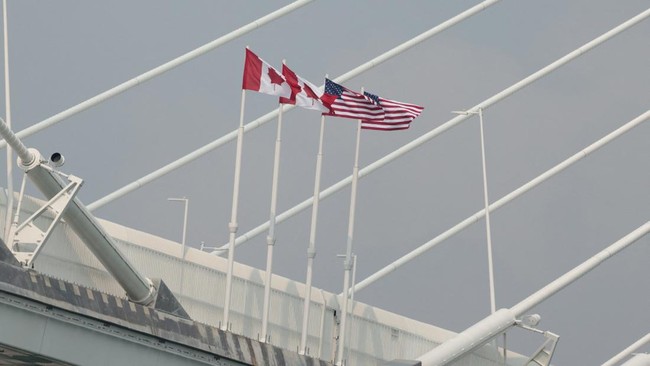 bendera-as-dan-kanada-terlihat-di-titik-tengah-jembatan-internasional-gordie-howe-yang-menghubungkan-windsor-ontario-ke-detroi-1785218058634_169