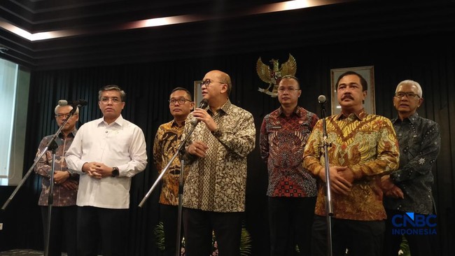 depan-dari-kiri-ke-kanan-menaker-yassierli-menteri-investasi-rosan-roeslani-dan-menteri-imipas-agus-andrianto-di-gedung-bkpm-r-1788945663638_169