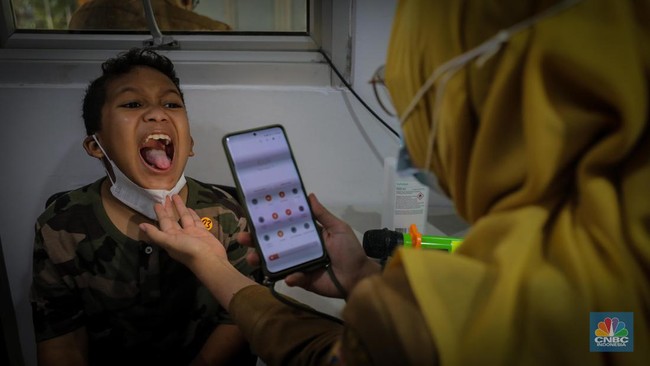 dokter-melakukan-pemeriksaan-kesehatan-terhadap-pasien-bergejala-infeksi-saluran-pernapasan-akut-ispa-di-puskesmas-kecamatan-m-4_169