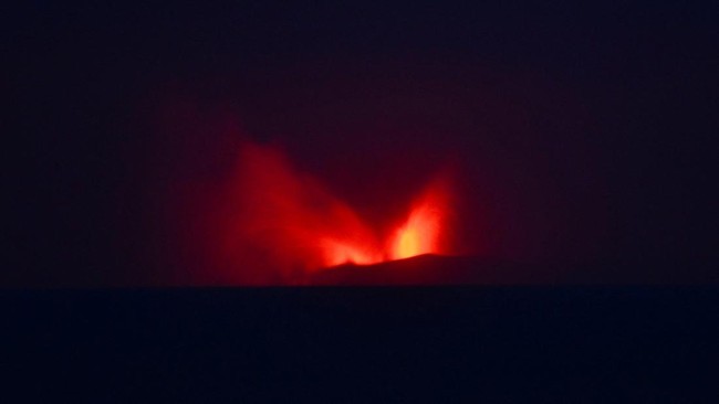 gunung-berapi-gunung-anak-krakatau-memuntahkan-lahar-panas-terlihat-dari-desa-pasauran-di-serang-provinsi-banten-indonesia-5-s-1788674715007_169