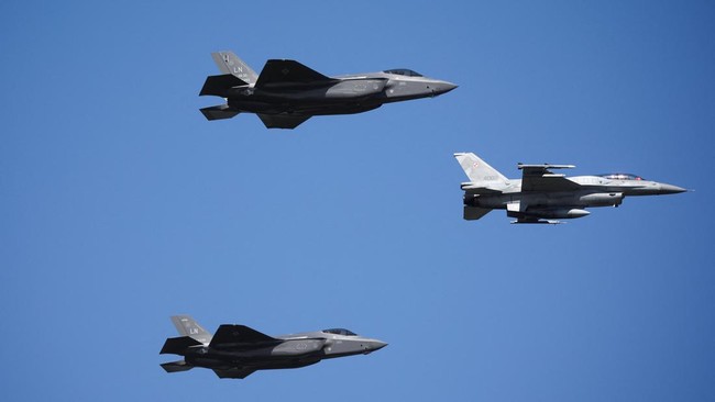 jet-f-35-angkatan-udara-as-dan-jet-f-16-angkatan-udara-polandia-berpartisipasi-dalam-parade-militer-pada-hari-angkatan-bersenj_169