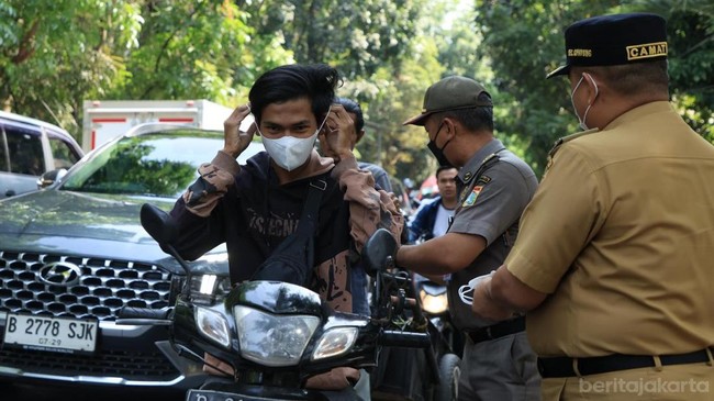 kecamatan-cipayung-membagikan-masker-ke-sejumlah-pengendara-yang-melintas-di-jalan-raya-bina-marga-cipayung-senin-792026-1788768407013_169
