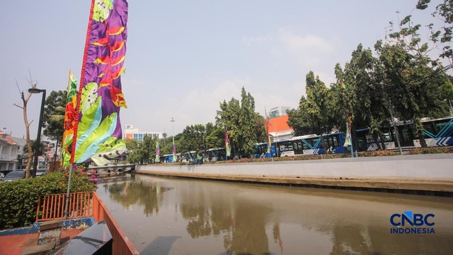 kondisi-aliran-sungai-ciliwung-yang-kini-terlihat-bersih-di-depan-pos-bloc-jakarta-dan-pasar-baru-jakarta-pusat-selasa-2992026-1790678459925_169