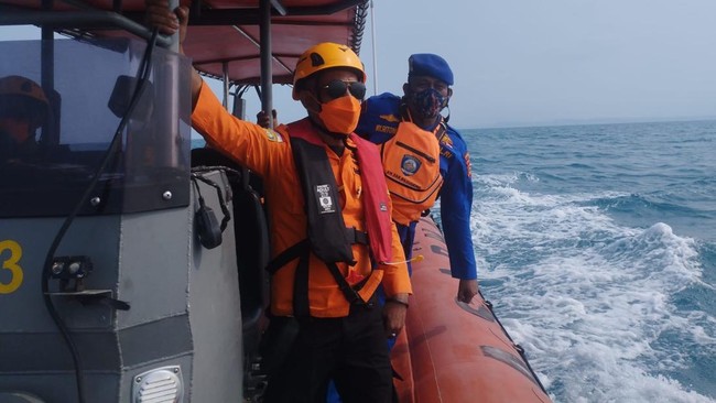 lima-jurnalis-dan-tiga-orang-lainnya-yang-hilang-kontak-di-sekitar-gunung-anak-krakatau-banten-hingga-rabu-992026-belum-ditemu-1788959345534_169