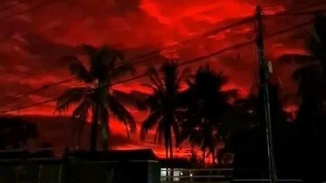 masyarakat-kabupaten-pandeglang-banten-dibuat-heboh-dengan-kemunculan-langit-berwarna-merah-gelap-beberapa-hari-lalu-1766237608637_169
