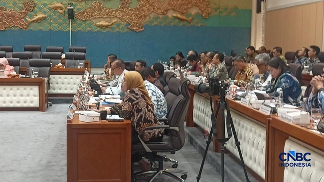 menperin-agus-gumiwang-dalam-rapat-kerja-dengan-komisi-vii-di-dpr-senin-3182026-cnbc-indonesiaferry-sandi-1788170131585_169