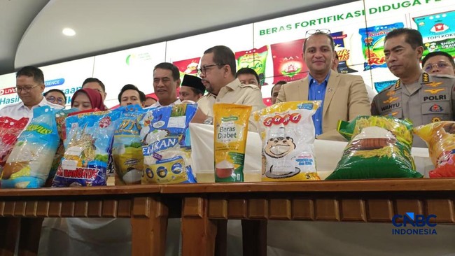 menteri-pertanian-sekaligus-kepala-badan-pangan-nasional-bapanas-amran-sulaiman-saat-mengekspos-temuan-beras-fortifikasi-tak-s-1789444755318_169