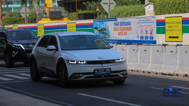 mobil-listrik-melintasi-ruas-jalan-mh-thamrin-di-jakarta-kamis-1672026-1784183989407_169