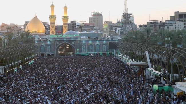 para-jamaah-muslim-syiah-melaksanakan-salat-iduladha-di-antara-makam-imam-hussein-dan-imam-abbas-di-kota-suci-karbala-irak-rab-1779865042337_169