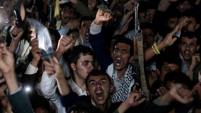 para-pendukung-houthi-meneriakkan-slogan-slogan-saat-mereka-berdemonstrasi-menentang-serangan-udara-di-bandara-internasional-s-1784013431101_169