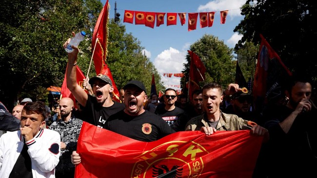 para-pendukung-mantan-presiden-kosovo-hashim-thaci-berunjuk-rasa-di-pristina-kosovo-pada-16-september-2026-setelah-ia-dinyatak-1789561777204_169