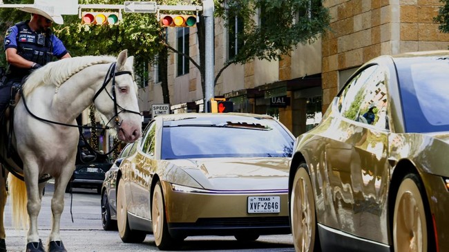 patroli-polisi-berkuda-saat-tesla-cybercab-berwarna-emas-tiba-untuk-sebuah-acara-di-pusat-kota-austin-texas-as-pada-3-septembe-1788528382319_169