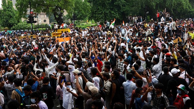 pendukung-partai-janata-kecoa-cjp-india-merayakan-setelah-menteri-pendidikan-india-dharmendra-pradhan-mengundurkan-diri-setela-1784991224418_169