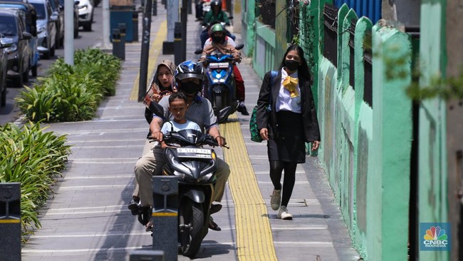 pengendara-sepeda-motor-melintasi-trotoar-jalan-di-kawasan-matraman-jakarta-selasa-532024-1_169