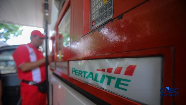 petugas-melakukan-pengisian-bahan-bakar-minyak-bbm-jenis-pertalite-pada-spbu-pertamina-3410301-di-kawasan-menteng-jakarta-kami-1787226764865_169