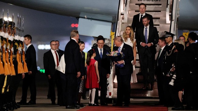 presiden-as-donald-trump-menerima-karangan-bunga-di-samping-elon-musk-eric-trump-dan-istrinya-lara-selama-upacara-kedatangan-d-1778711791459_169