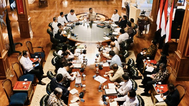 presiden-prabowo-subianto-memimpin-rapat-terbatas-bersama-sejumlah-menteri-di-hambalang-kabupaten-bogor-selasa-1-september-202-1788265517916_169