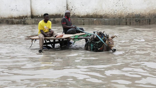 sebuah-kereta-keledai-menerjang-genangan-banjir-di-sepanjang-jalan-km4-setelah-hujan-deras-di-mogadishu-somalia-pada-16-septem-1789638524257_169