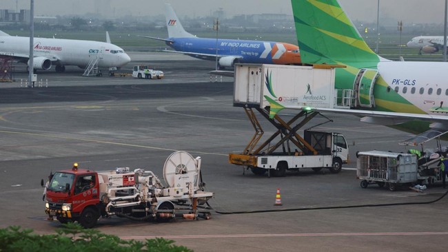 sebuah-truk-mengisi-bahan-bakar-pesawat-airbus-citilink-di-bandara-internasional-soekarno-hatta-setelah-pemerintah-menyetujui-1775715980698_169