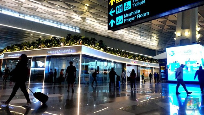 sejumlah-penumpang-berjalan-di-terminal-3-bandara-soekarno-hatta-tangerang-rabu-4122024-cnbc-indonesiamuhammad-sabki-7_169