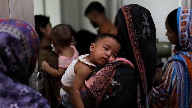 seorang-wanita-menggendong-anak-yang-menderita-campak-untuk-mendapatkan-perawatan-di-sebuah-rumah-sakit-di-dhaka-bangladesh-pa-1788958323305_169