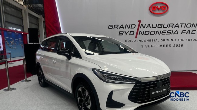 seseorang-melewati-area-produksi-perakitan-mobil-listrik-di-pabrik-mobil-listrik-byd-di-subang-jawa-barat-kamis-392026-1788424138698_169