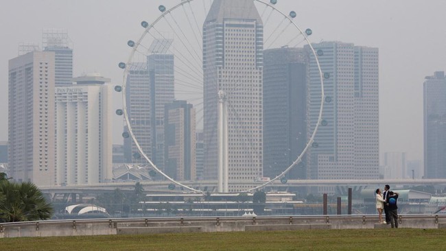 singapore-flyer-dan-gedung-gedung-komersial-diselimuti-kabut-asap-di-kawasan-marina-bay-singapura-pada-15-september-2026-1789470360417_169