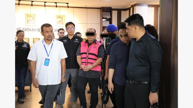 tersangka-kasus-makanan-bergizi-gratis-mbg-diserahkan-kepada-jpu-di-kejari-jakarta-pusat-selasa-2992026-1790736174619_169