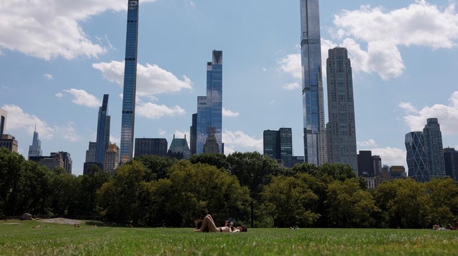 warga-beraktivitas-saat-gelombang-pans-di-central-park-manhattan-new-york-city-amerika-serikat-reutersamr-alfiky-3_169