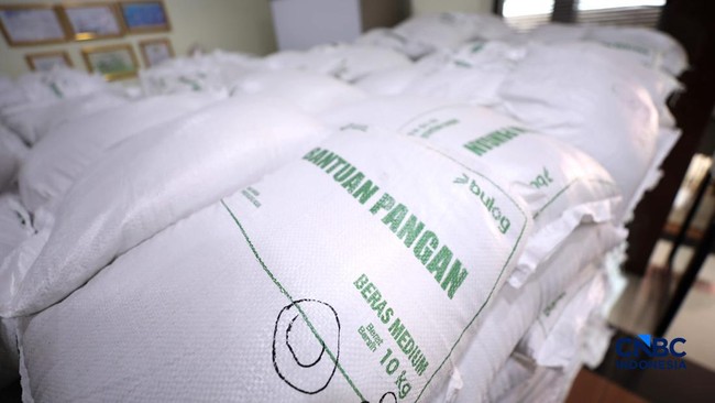 warga-penerima-bantuan-pangan-pbp-mengantre-menerima-beras-bantuan-pangan-di-kelurahan-kebon-baru-jakarta-selasa-192026-1788244788123_169