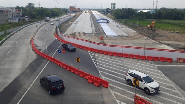 jalan-tol-solo-jogja-yang-nyambung-dari-tol-trans-jawa-di-depan-gerbang-tol-colomadu_169