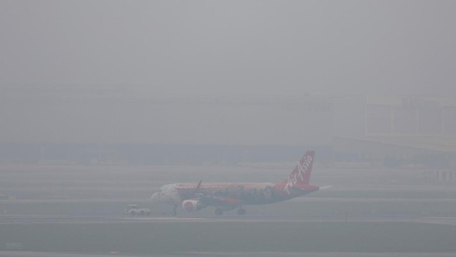 kabut-asap-menyelimuti-bandara-internasional-kuala-lumpur-di-sepang-malaysia-rabu-14102026-reutershasnoor-hussain-1791968169795_169
