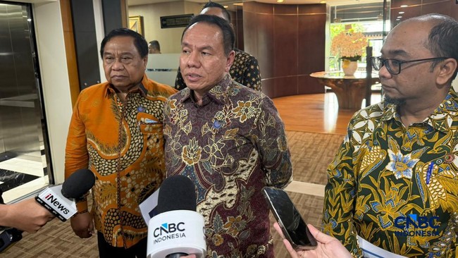 kiri-kanan-vice-chairman-the-indonesian-iron-steel-industry-association-iisia-ismail-mandry-chairman-the-indonesian-iron-steel-1791957520526_169