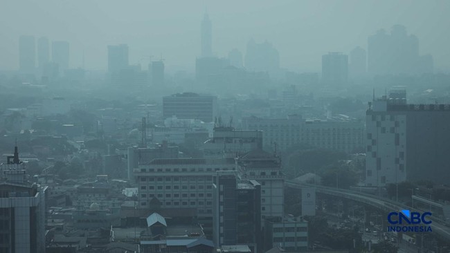 kondisi-langit-wilayah-jakarta-pada-kamis-15102026-terpantau-berkabut-dan-berubah-warna-menjadi-abu-abu-1792143287544_169