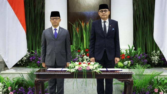 menteri-luar-negeri-indonesia-yang-baru-dilantik-arrmanatha-nasir-dan-mantan-menteri-luar-negeri-sekaligus-menteri-koordinator-1791789498782_169