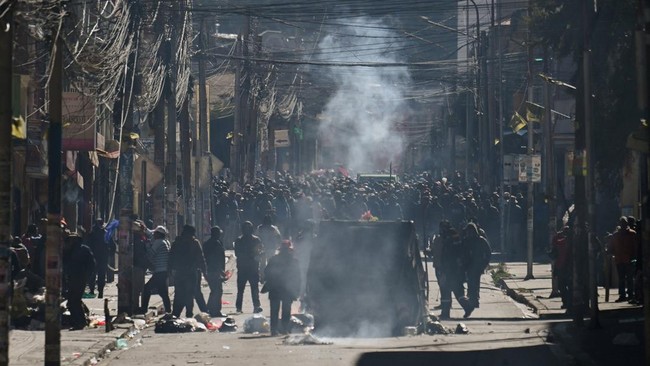 para-demonstran-bentrok-dengan-polisi-selama-protes-yang-menyerukan-pengunduran-diri-presiden-bolivia-rodrigo-paz-menyusul-pro-1781141006009_169