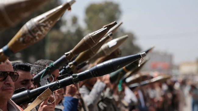 para-pengikut-houthi-memegang-senjata-granat-berpeluncur-roket-rpg-selama-demonstrasi-pro-iran-saat-konflik-as-israel-dengan-i-1775474286731_169
