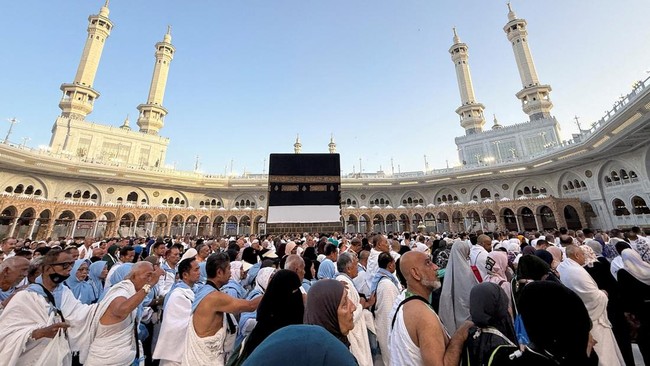 para-peziarah-muslim-mengelilingi-kabah-dan-berdoa-di-masjidil-haram-menjelang-ibadah-haji-tahunan-di-mekah-arab-saudi-19-mei-1779281341443_169