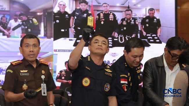 petugas-bea-dan-cukai-mengecek-kadar-emas-saat-keterangan-pers-penindakan-ekspor-ilegal-emas-oleh-direktorat-jenderal-bea-dan-1789461432770_169