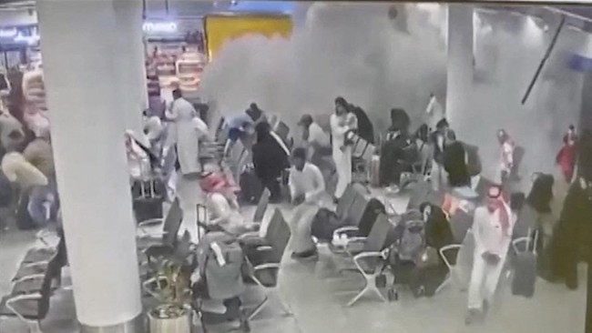 rekaman-cctv-menunjukkan-reaksi-orang-orang-terhadap-serangan-di-bandara-internasional-abha-di-abha-provinsi-asir-arab-saudi-d-1792109498320_169