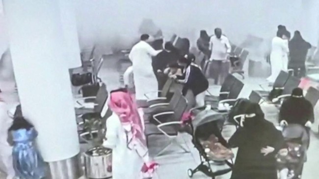 rekaman-cctv-menunjukkan-reaksi-orang-orang-terhadap-serangan-di-bandara-internasional-abha-di-abha-provinsi-asir-arab-saudi-d-1792110769287_169