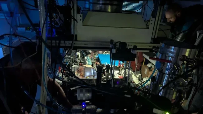 ruang-vakum-yang-berisi-kristal-torium-kanan-atas-luca-toscani-de-col-sedang-menyetel-laser-1791441211241_169