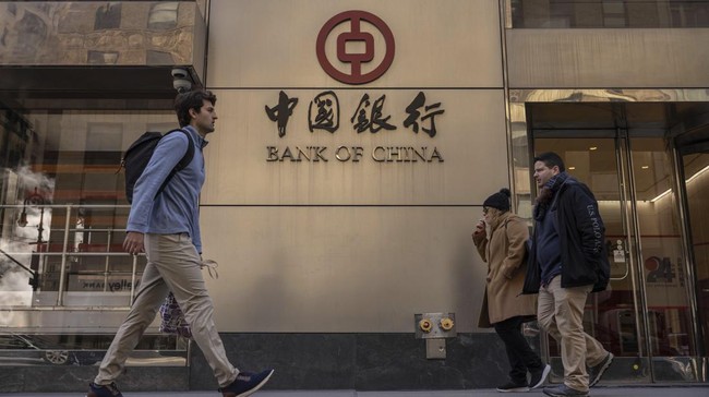 seseorang-berjalan-melewati-bank-of-china-usa-cabang-new-york-rabu-9-april-2025-di-new-york-1744251519204_169
