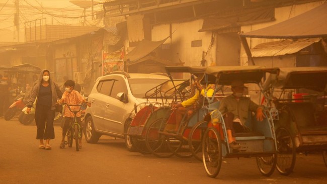suasana-saat-kabut-kebakaran-hutan-menyelimuti-kawasan-di-palangka-raya-provinsi-kalimantan-tengah-rabu-14102026-reutersarief-1792034009136_169