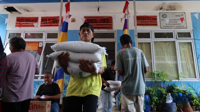 warga-mengantre-untuk-mengambil-bantuan-pangan-berupa-beras-kepada-masyarakat-di-balai-rw-03-kelurahan-menteng-jakarta-rabu-23-1790150382133_169