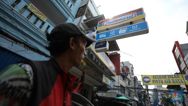 aktivitas-seorang-warga-menjaga-kendaraan-di-salahsatu-minimarket-di-kawasan-jakarta-rabu-842024-1_169