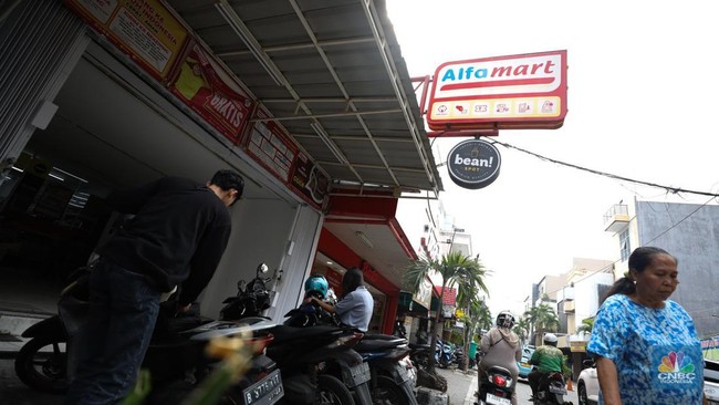 aktivitas-seorang-warga-menjaga-kendaraan-di-salahsatu-minimarket-di-kawasan-jakarta-rabu-842024-8_169